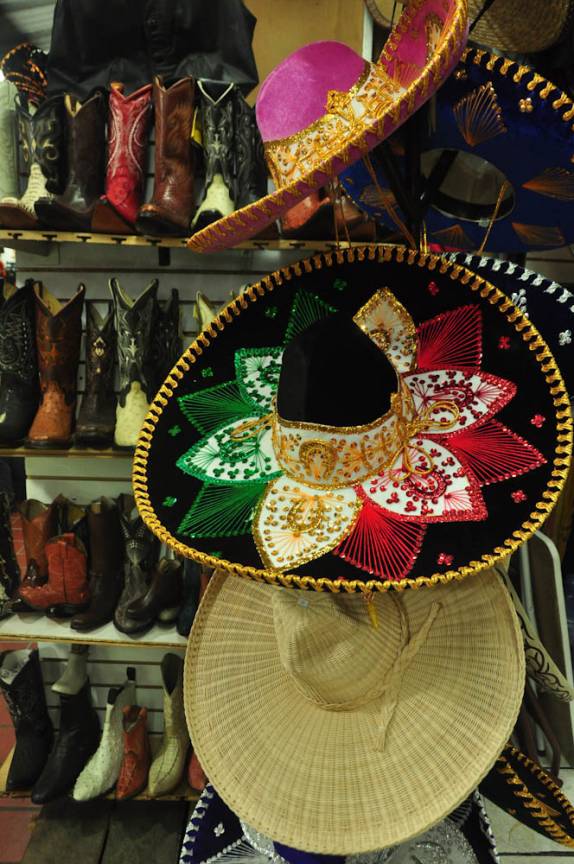 Venda de sombreros no Mercado San Juan de Diós, em Guadalajara, no México